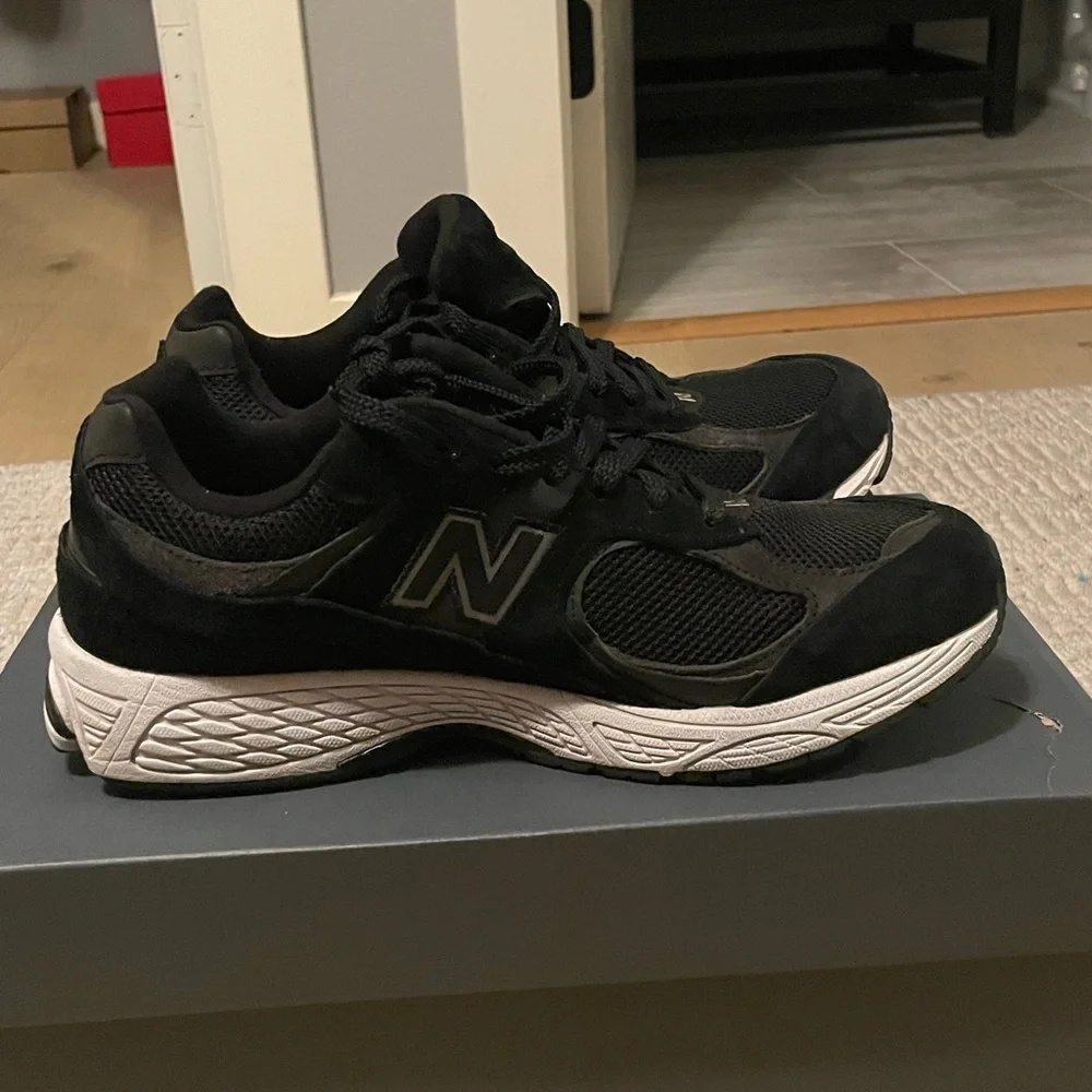 New Balance Men’s Black 2002R - Picture 7 of 8